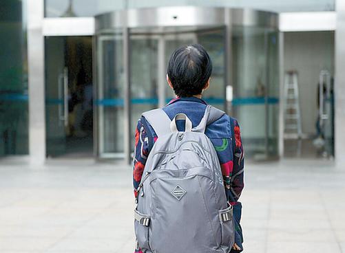 花甲老太婚介所寻爱 两次缴14000元入会费后 对方变卦