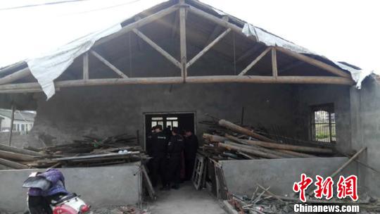 图为:当地警方冲进涉赌窝点开展抓捕行动。 温岭市公安局大溪派出所 摄