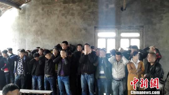 图为:当地警方冲进涉赌窝点开展抓捕行动。 温岭市公安局大溪派出所 摄