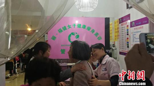 成都市金牛区市场与质量监督管理局人民北路所执法人员正在现场调查。 吴平华 摄