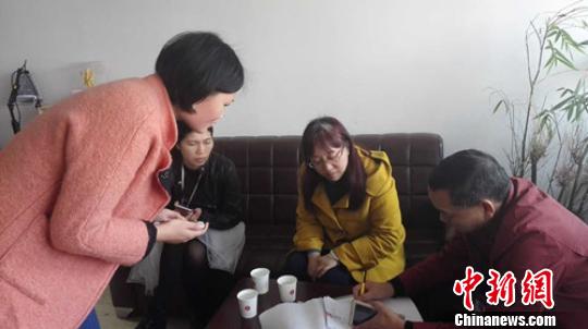 成都市金牛区市场与质量监督管理局人民北路所执法人员正在现场调查。 吴平华 摄