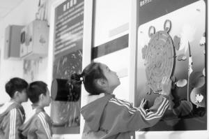 学校减负孩子课外忙辅导班 家长焦虑就像走进迷宫