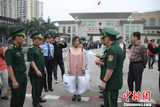 图为警方将解救的2名被拐卖越南女子遣送出境。 黄卓 摄