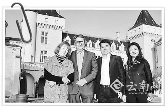 事故发生前，郝琳（右二）、刘湘云（右一）与格雷瓜尔（左二）夫妇完成了酒庄的交易。资料图